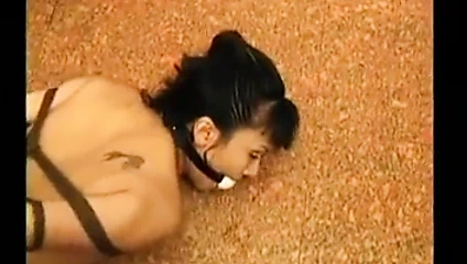 Asyalı kız cezalandırılıyor