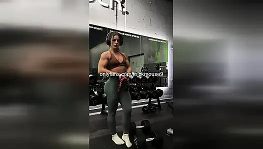Sıkı genç kızın amcığı büyük yarakla geriliyor - tiktok'ta canlı!