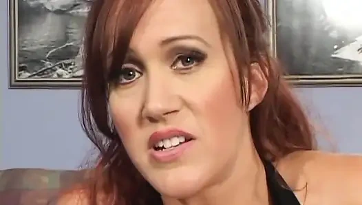 Seksi kızıl saçlı büyük memeli orta yaşlı seksi kadın domalma pozisyonunda sikişiyor