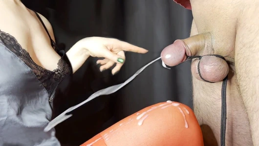 İki kez geldi ve kendi dölünü yedi.