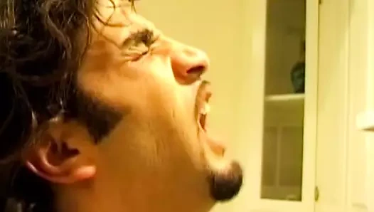 Koyu saçlı muhteşem Alman bayan kocasını aldatmayı seviyor