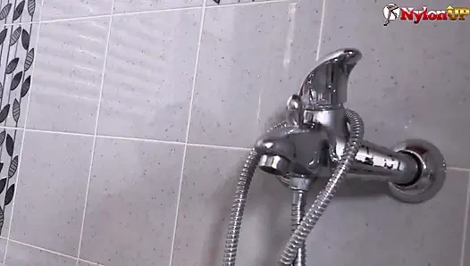Seksi külotlu çoraplı banyoda mastürbasyon