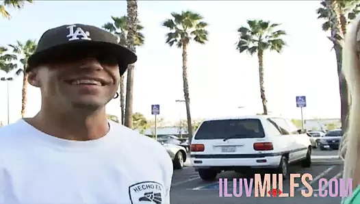 Büyük memeli olgun orta yaşlı seksi kadın sarışın baştan savma memelerine boşalıyor