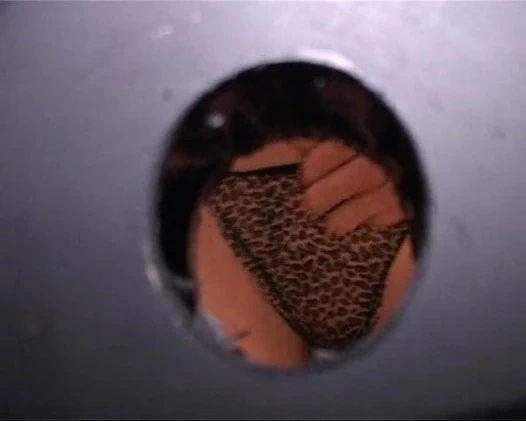 İşemeyi ve amına iki yarak sokmayı seviyor