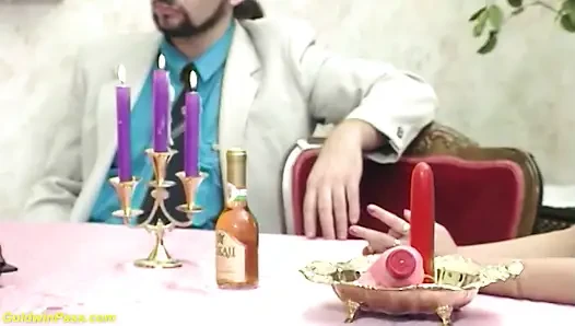 Seksi üvey kız kardeşin yüzüne büyük bir boşalma