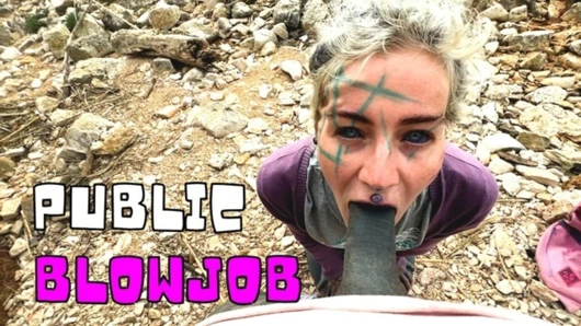 Açık havada sakso ve yüze boşalma sürtük herkesin içinde döl alıyor