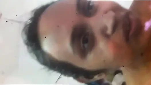 Karısı işe gidince hizmetçiyi sikiyor