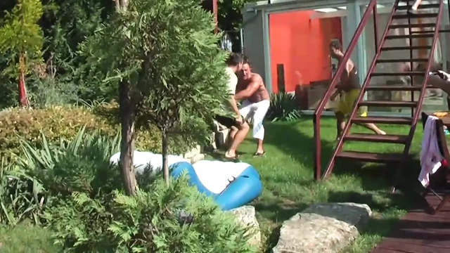 Bir grup adam ateşli kızlarla havuz partisine katılıyor ve soyunuyor