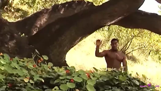 Büyük götlü pirsingli sarışın açık havada siyah bir adamla büyük yarağı denemeyi seviyor