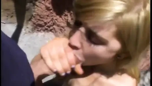 Ateşli sıska piliç ağzını yarakla dolduruyor ve güneşte boşalıyor