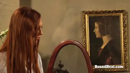 Çıplak lezbiyen köleler bağlı yukarı birlikte ve çırpılmış sert