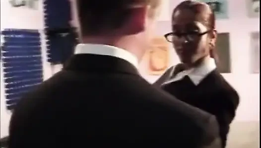 İtaatkar adam sahibesinin ayaklarına tapıyor