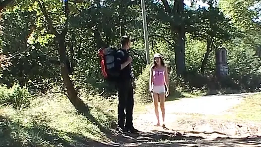 Birkaç domuz yaya ormanda edepsizce mola veriyor!