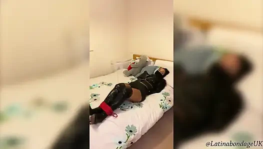 Deri çizmeli ve tam deri kıyafetli latin sıkı bağlı ve ağzı tıkalı (daha küçük boyutlu)