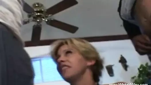 Onu kedi, parmak ve lanet yalıyor