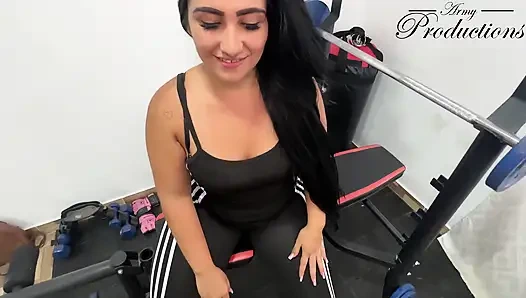 Spor salonu bakımcı adam gırtlağına kadar alıyor - doğal güzellik