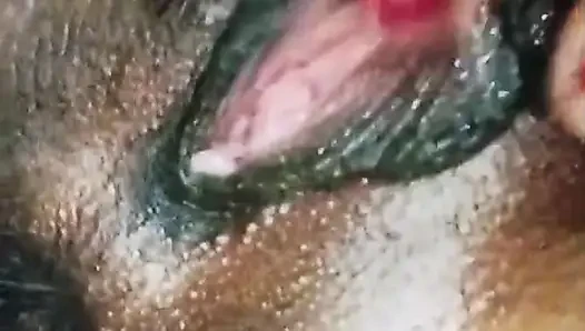 Kız parmaklıyor