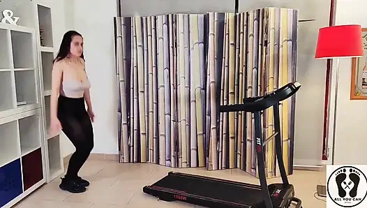 Büyük memeli koşu bandı üzerinde sallıyor hız tayt spor salonu