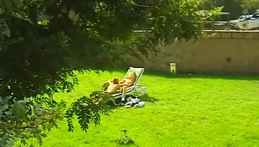 Birkaç sıcak iyi şekilli lezbo fahişe yalıyor ve birbirlerinin amlarını parmaklıyor