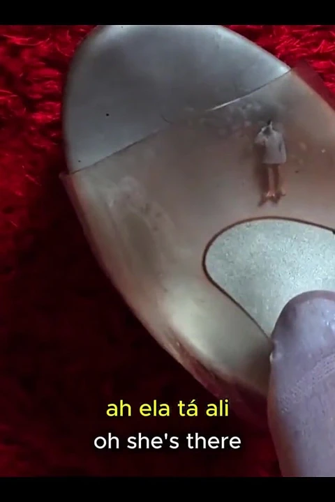 Zalim dev kadın zavallı küçük adamına amını koklamasını emrediyor