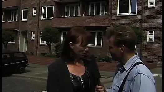 Sarışın orta yaşlı seksi kadın röportaj yapıyor
