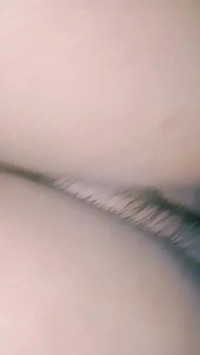 Hintli tatminsiz evli kadın sert kremli turta amcığını sikiyor | Klip 1