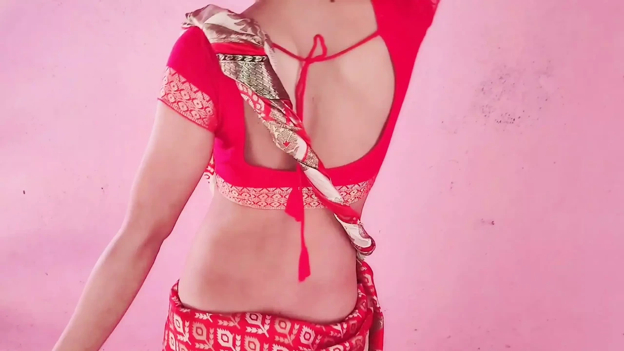 Desi bhabhi saree pahankar cycle chala rahi thi tabhi usake sasur ne dekha or chod diya