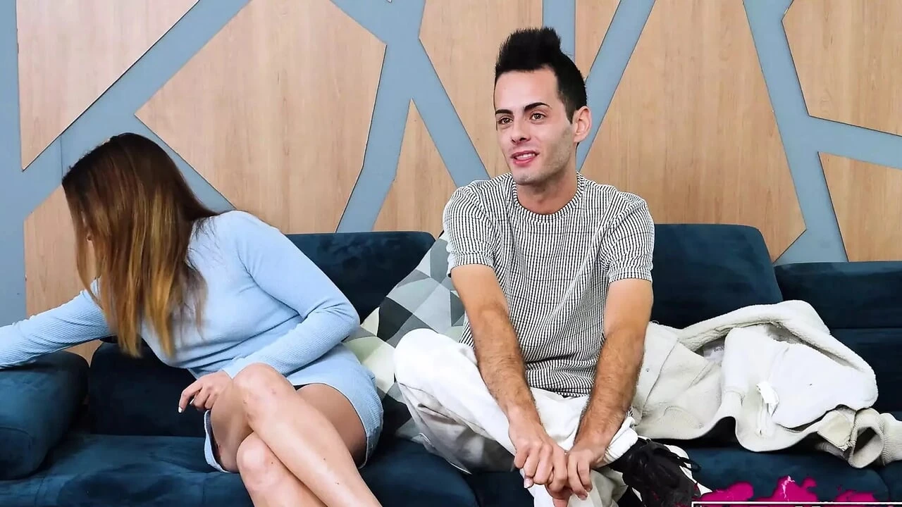Clueless girl Valentina Lapiedra almost can't bear seeing his boyfriend fucking another woman!!