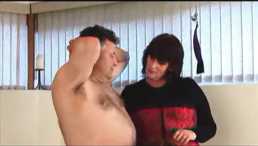 Kız penisini ve gonadlarını iple sarar