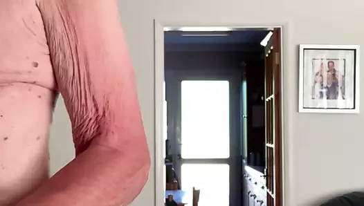 Kazzie mutfakta ve salonda yürüyor