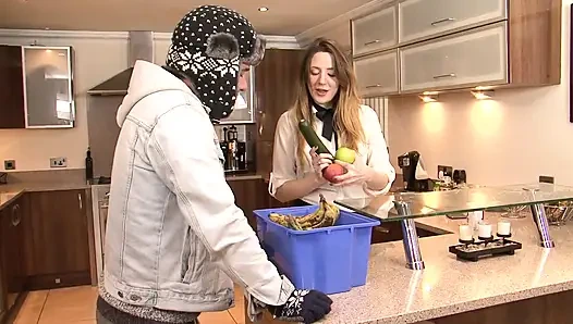 Azgın evli kadın mutfakta büyük yaraklı sikicisi tarafından sert sikiliyor