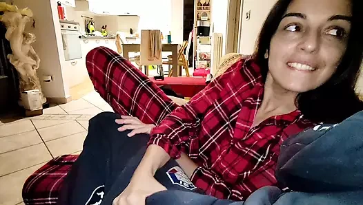 Pijamalı evli kadın kocası odada uyurken sessizce bir arkadaşıyla sikişiyor