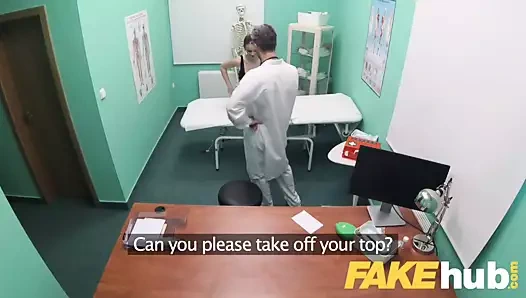 Sahte hastane doktorlar kalın çük uzanır sıkı kedi