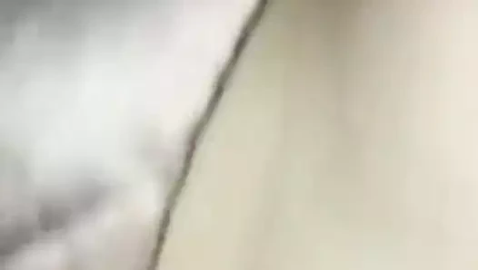 Yakın çekimde karısının kabarık meme uçları