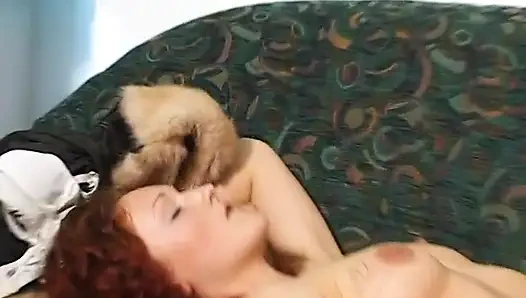 Sevimli kızıl saçlı kız aşk deliğini parmaklıyor