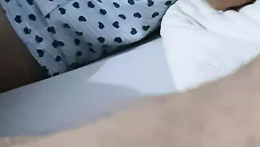 Üvey oğul üvey annesinin amını izleyerek ereksiyon olmaya çalışıyor