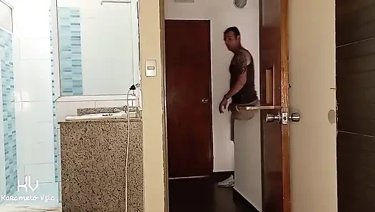 Komşum su için geldi ve ağzıma büyük ereksiyonlu yarağını verdi ve spermini anüsüme boşalttı