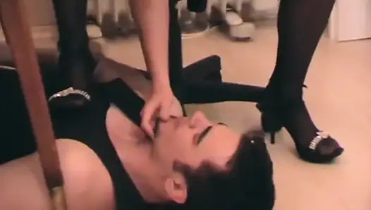 Genç sahibe ve kölesi Richie