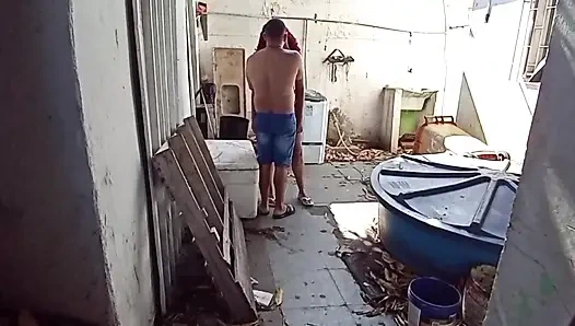 Arka bahçede temizlikçi kadına ateşli bir şekilde sokuyor