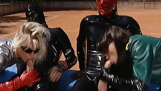 Muhteşem Alman bebeklerle tenis kortunda anal dörtlü yumruk sokma