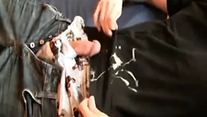 siyah gömlek üzerine 2 yük