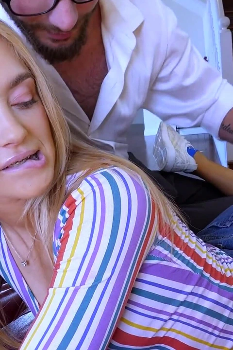 Diş teli suratlı genç Anastasia Knight büyük bir yarağı sikiyor