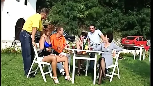 Alman bayanlar açık havada iki adamı memnun etmek için burada