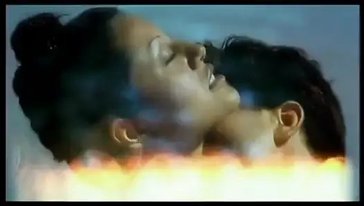 Şehvetli esmer güneşleniyor, sert bir yarakla sikiliyor ve yüzüne fışkırtıyor