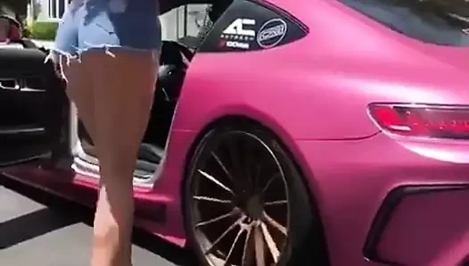 Güzel ateşli kız dans ediyor!