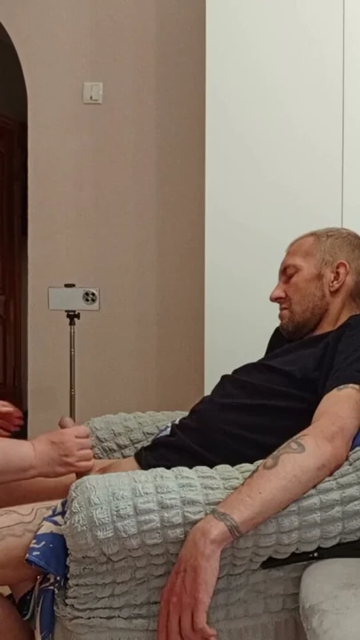Arkadaşının Sikini Elleyerek ve Ağzına Alarak Boşaltıyor | Bölüm 1