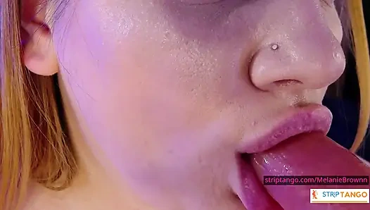 Anında kimya edepsiz sohbeti. Seksi kız parmakla oynuyor, kenar, göz alıcı bacaklar!