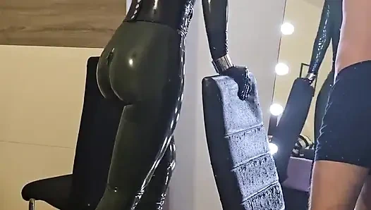 Ağzı tıkalı lateks köle kız koşu bandında midilli topuklu ayakkabılar ve bale çizmeleri içinde yürüyor ve sonunda orgazm oluyor ve yüzüne boşalıyor