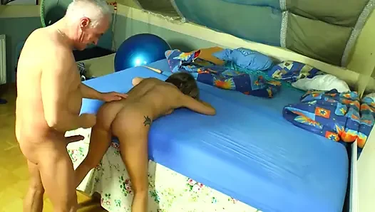 Olgun çift dildo oynuyor amcık sikiyor 69 pozisyonunda amcık yalıyor