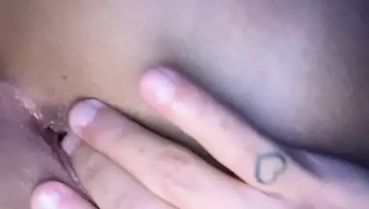 Azgın sürtük götünde kalın dildoları seviyor